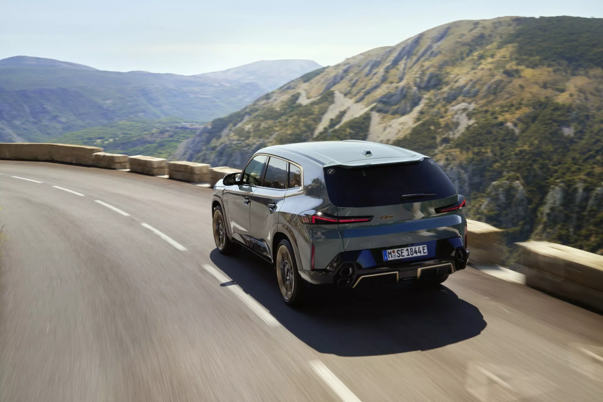 BMW XM (G09) 2023 présentant son design luxueux et innovant, doté d'un moteur hybride puissant, d'une interface technologique avancée et de caractéristiques de sécurité de pointe