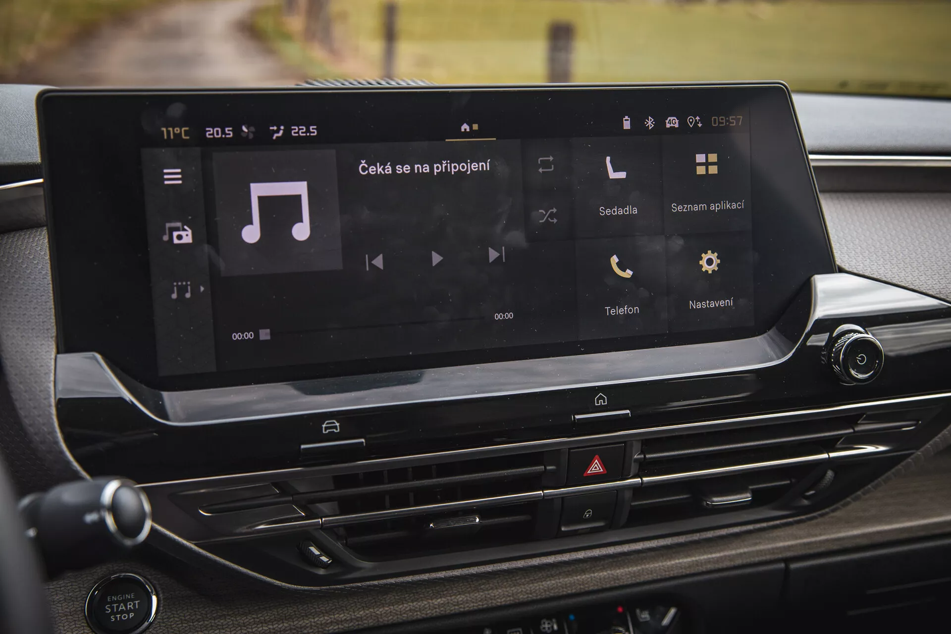 Intérieur du Citroen C5-X 2022 se concentrant sur le système d'infodivertissement à écran tactile haute résolution situé dans le tableau de bord offrant lecture multimédia, connectivité téléphonique et boutons de contrôle climatique avec un design moderne et élégant
