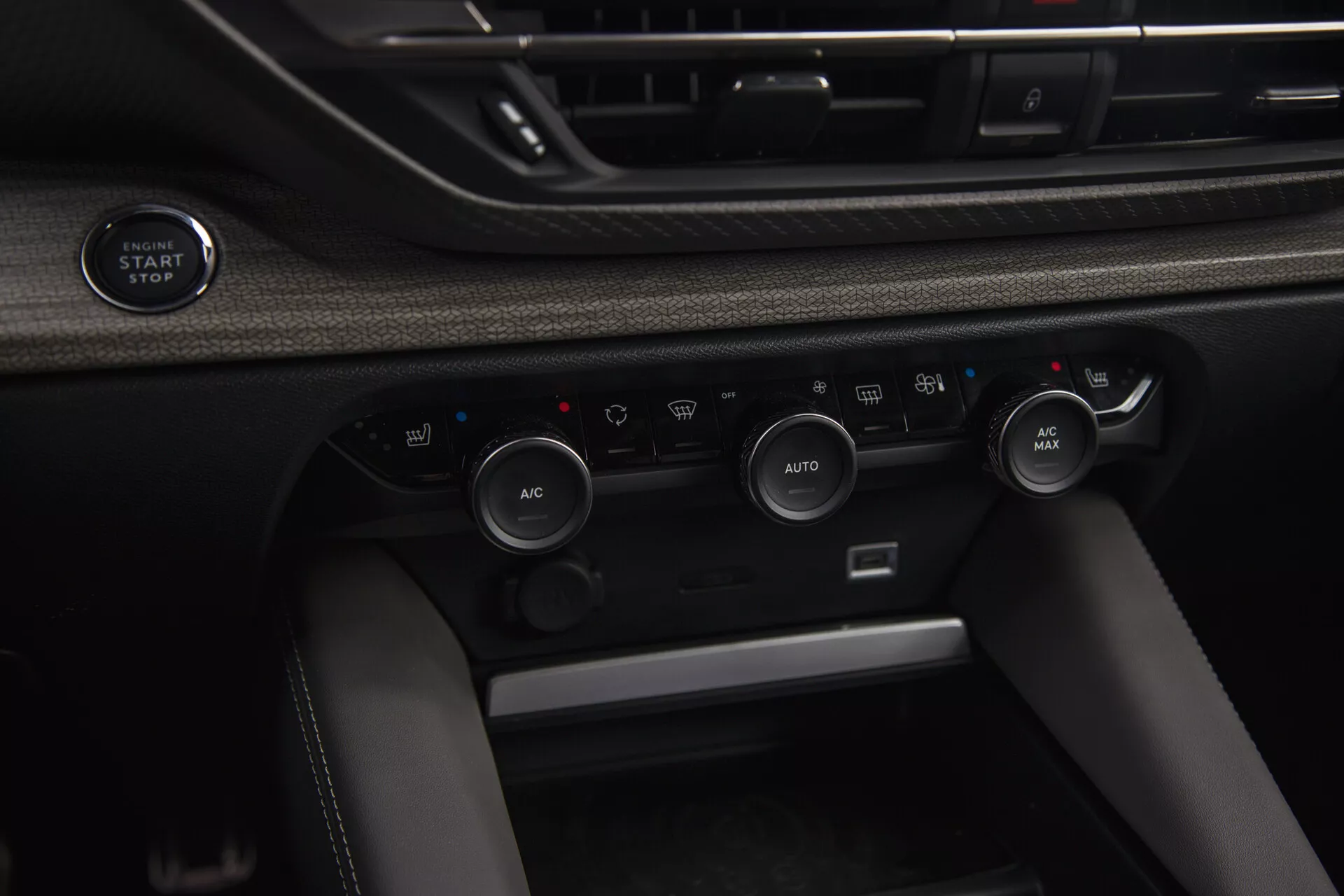 Vue rapprochée de l’intérieur du Citroen C5-X 2022 présentant un bouton de démarrage/arrêt sans clé et un système de contrôle climatique avancé avec régulation AUTOMATIQUE de la température et options de recirculation de l'air.