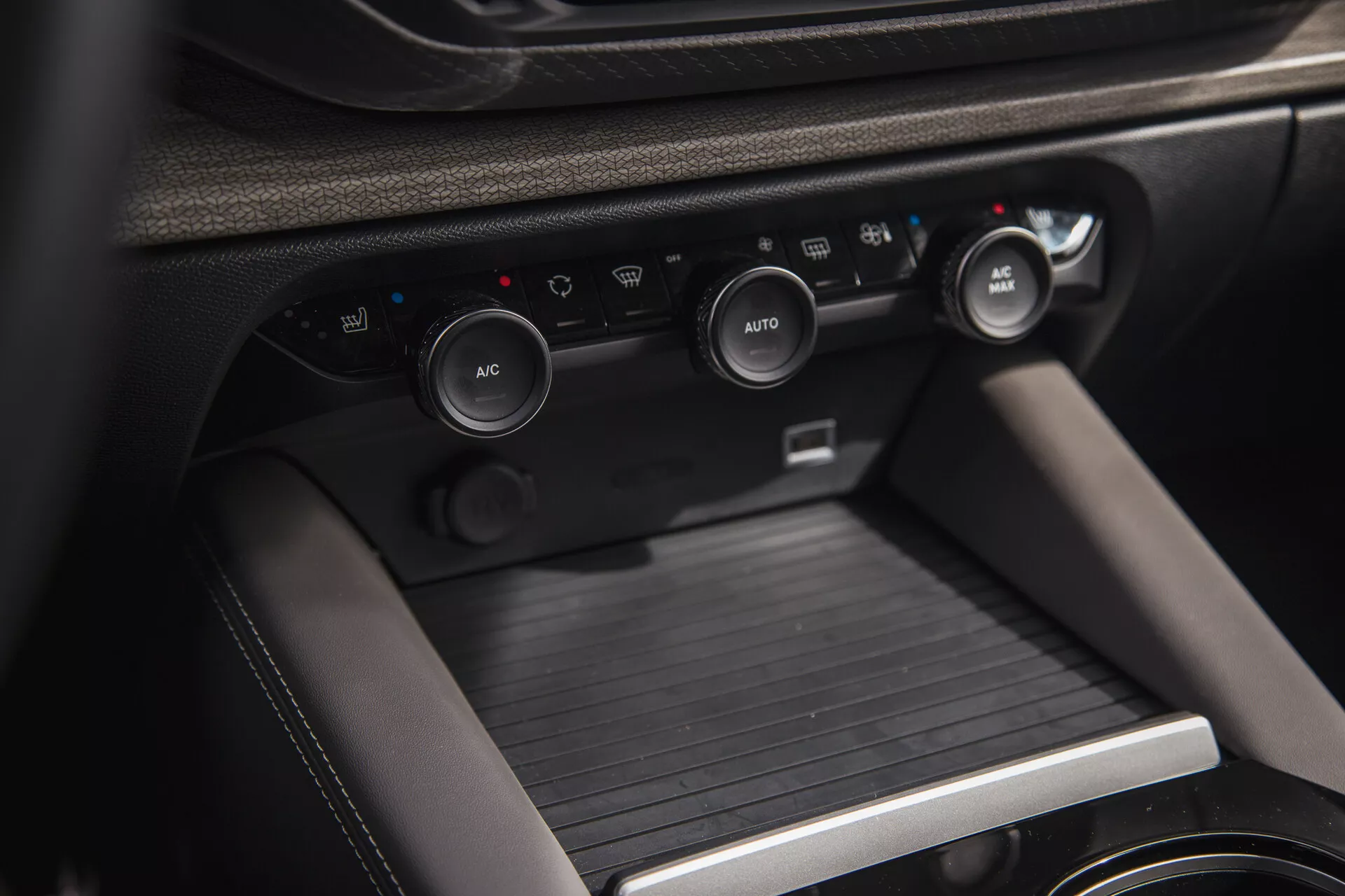 Vue rapprochée de l'intérieur du Citroen C5-X 2022, mettant en vedette la console centrale avec les boutons de contrôle du climat et la console de changement de vitesse, soulignant le système climatique avancé du véhicule, les solutions de rangement et les matériaux haut de gamme.