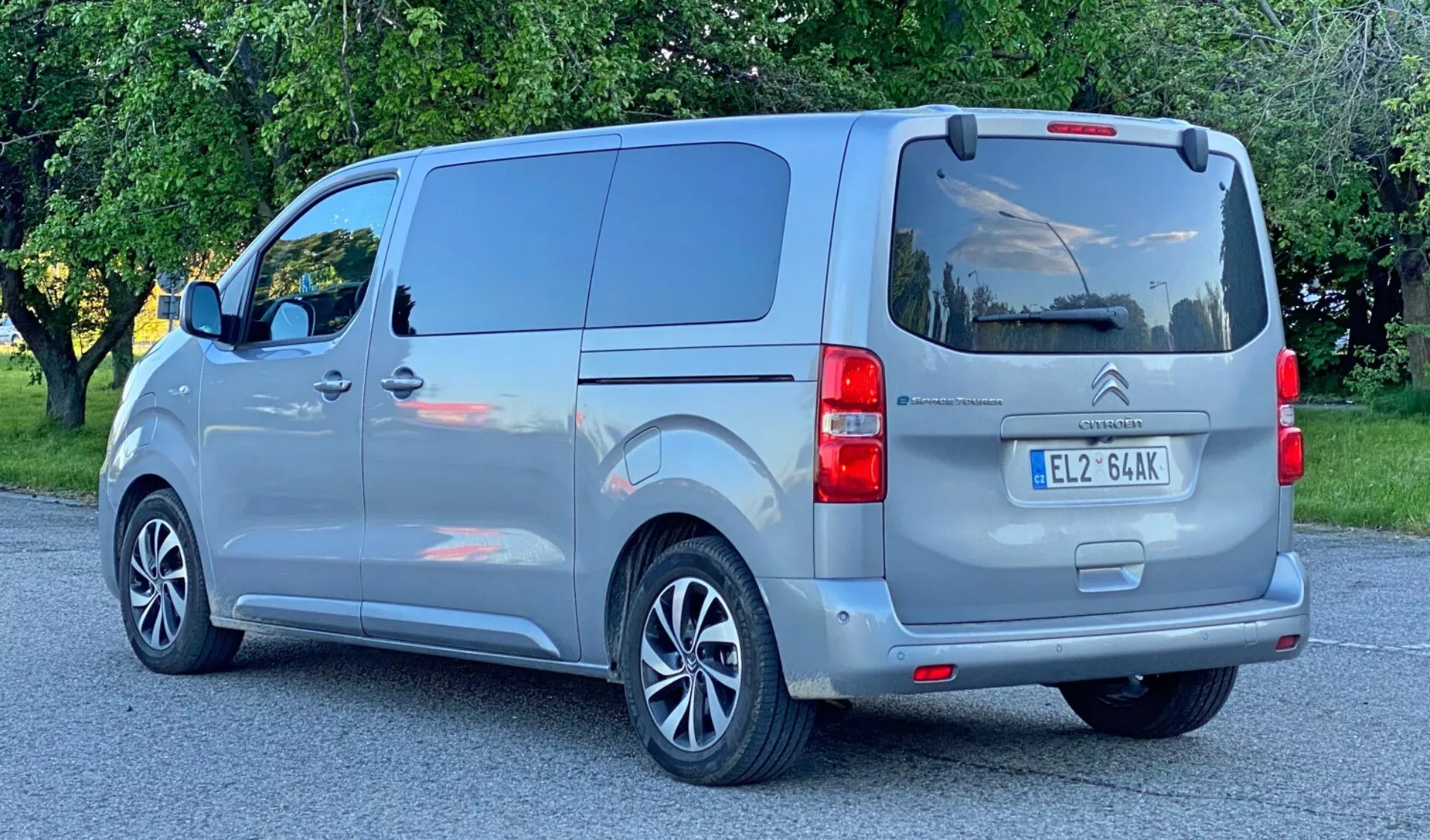 Vue latérale avant du Citroën Spacetourer 2016, un MPV moderne, spacieux et polyvalent avec un design élégant et des fonctionnalités avancées, présenté dans une couleur métallique raffinée.