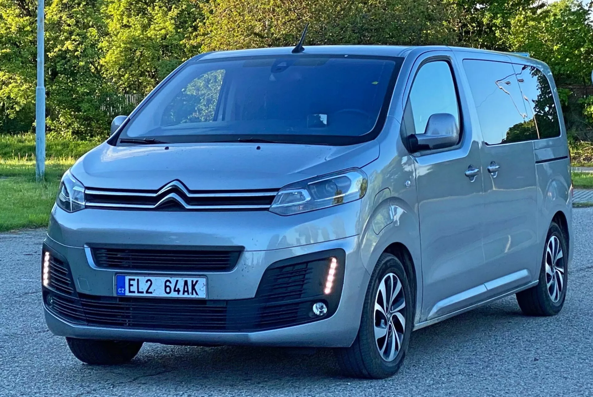 Citroën SpaceTourer 2016, un véhicule multi-usage de taille moyenne connu pour sa polyvalence des sièges, ses fonctionnalités de sécurité avancées et sa conduite fluide, stationné sur une route pittoresque.