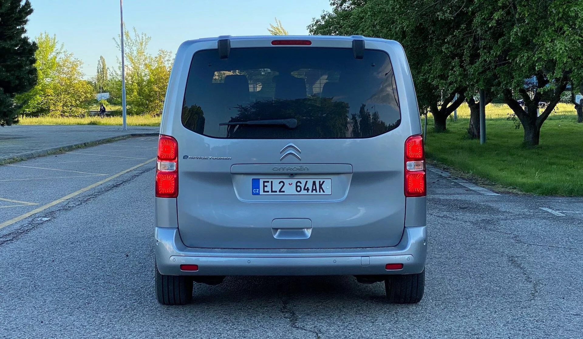 Citroën SpaceTourer 2016 dans un environnement urbain vibrant, mettant en valeur son design moderne et élégant, son intérieur spacieux et son agencement de sièges polyvalent