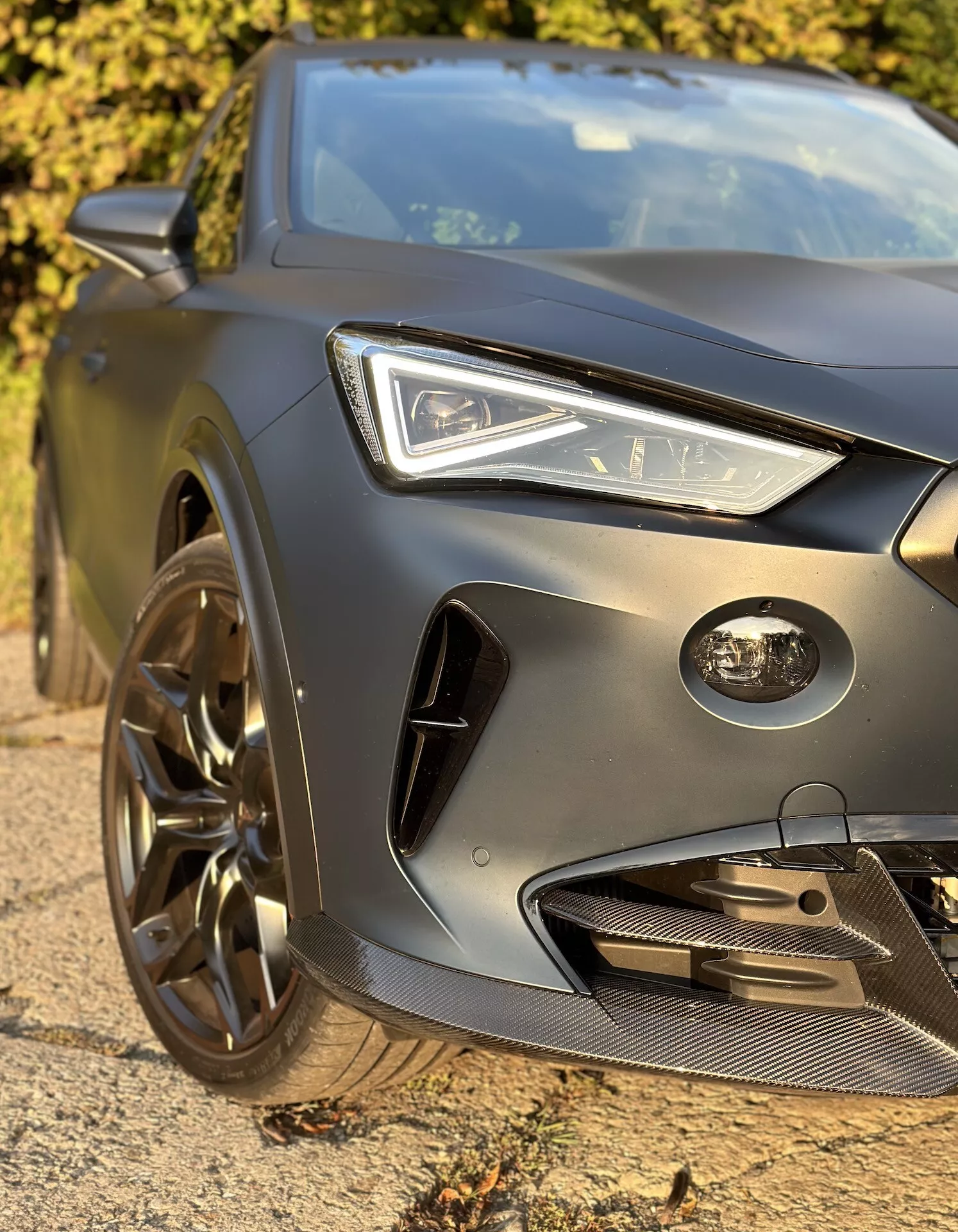 Gros plan sur le quart avant gauche du Cupra Formentor 2020 montrant phare LED, capot sculpté, pare-chocs et grille orientés performance et roue alliage sportive