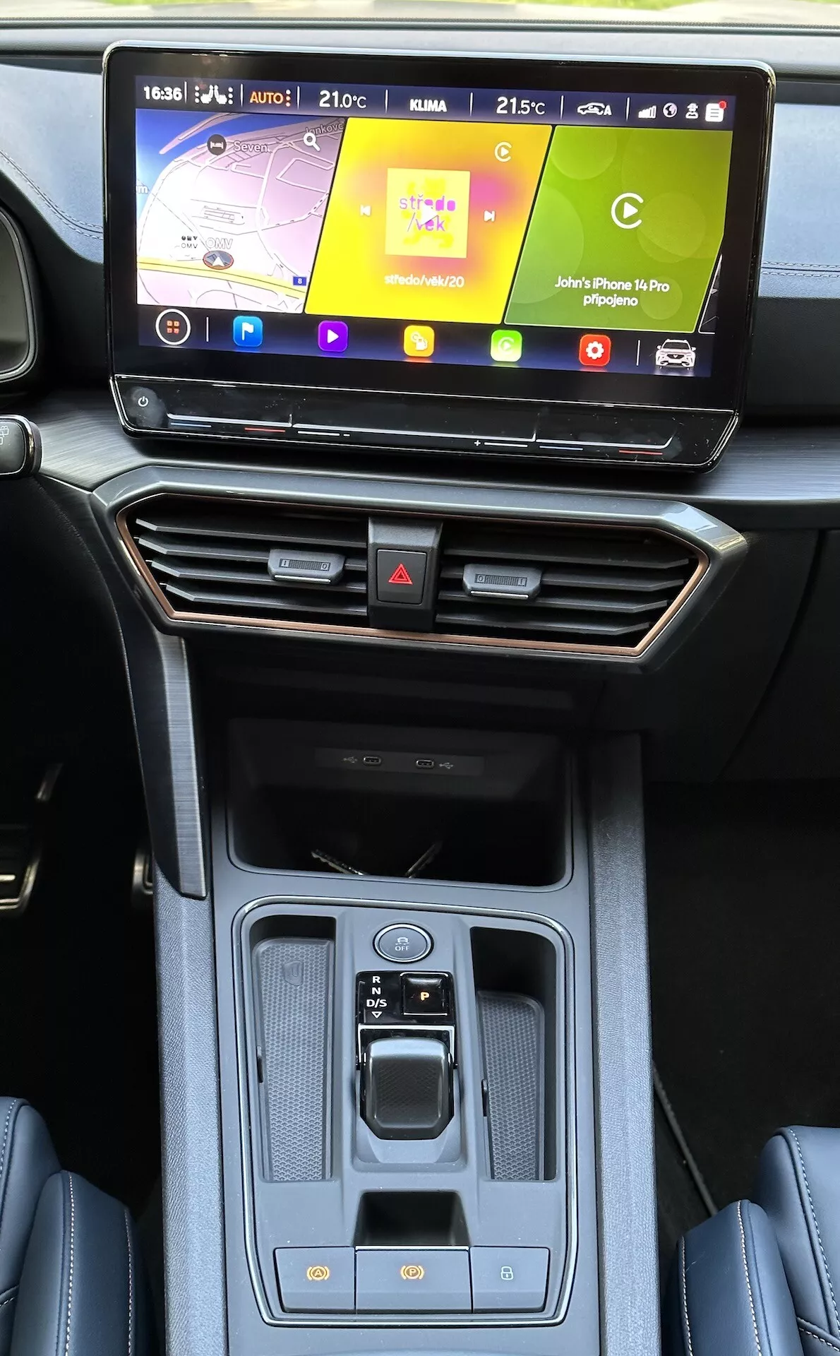 Console centrale intérieure de la Cupra Formentor 2020 avec écran tactile du système d'infodivertissement, contrôle du climat et sélecteur de vitesse automatique