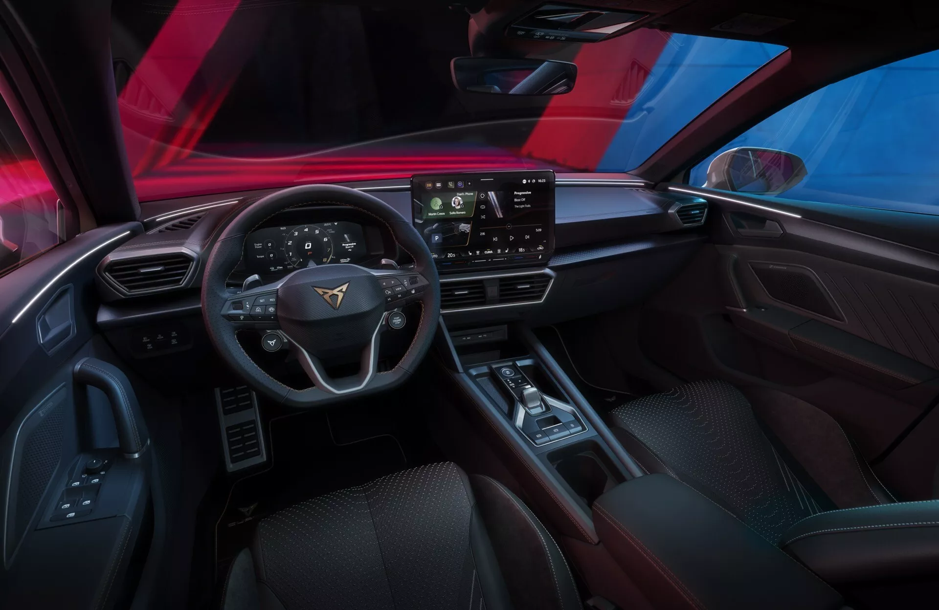 Vue intérieure de la Cupra Leon 2024 (première génération restylée) depuis la perspective du conducteur, montrant le tableau de bord, le volant à trois branches avec commandes intégrées, le grand écran tactile d'info-divertissement et la console centrale. Les fonctionnalités visibles incluent les commandes de fenêtre et de rétroviseur, le haut-parleur, le tableau de bord numérique ou l'affichage tête haute, le système de contrôle du climat minimaliste et les technologies avancées pour la commodité, le divertissement et l'assistance au conducteur.