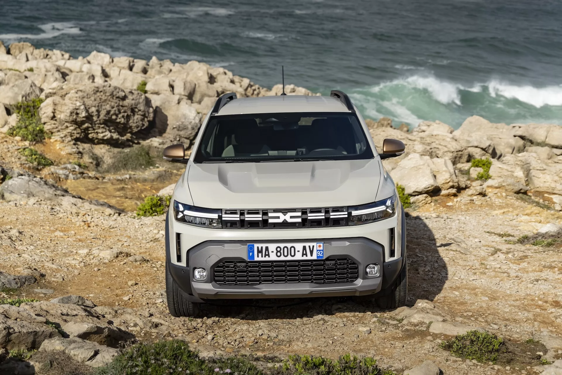 Dacia Duster 3ème génération 2024 présentant son design élégant et ses fonctionnalités modernes dans un paysage vivant