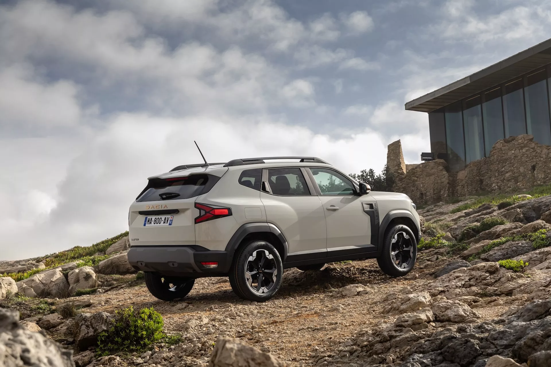 Dacia Duster troisième génération 2024 en pose dynamique présentant le nouveau design et les fonctionnalités