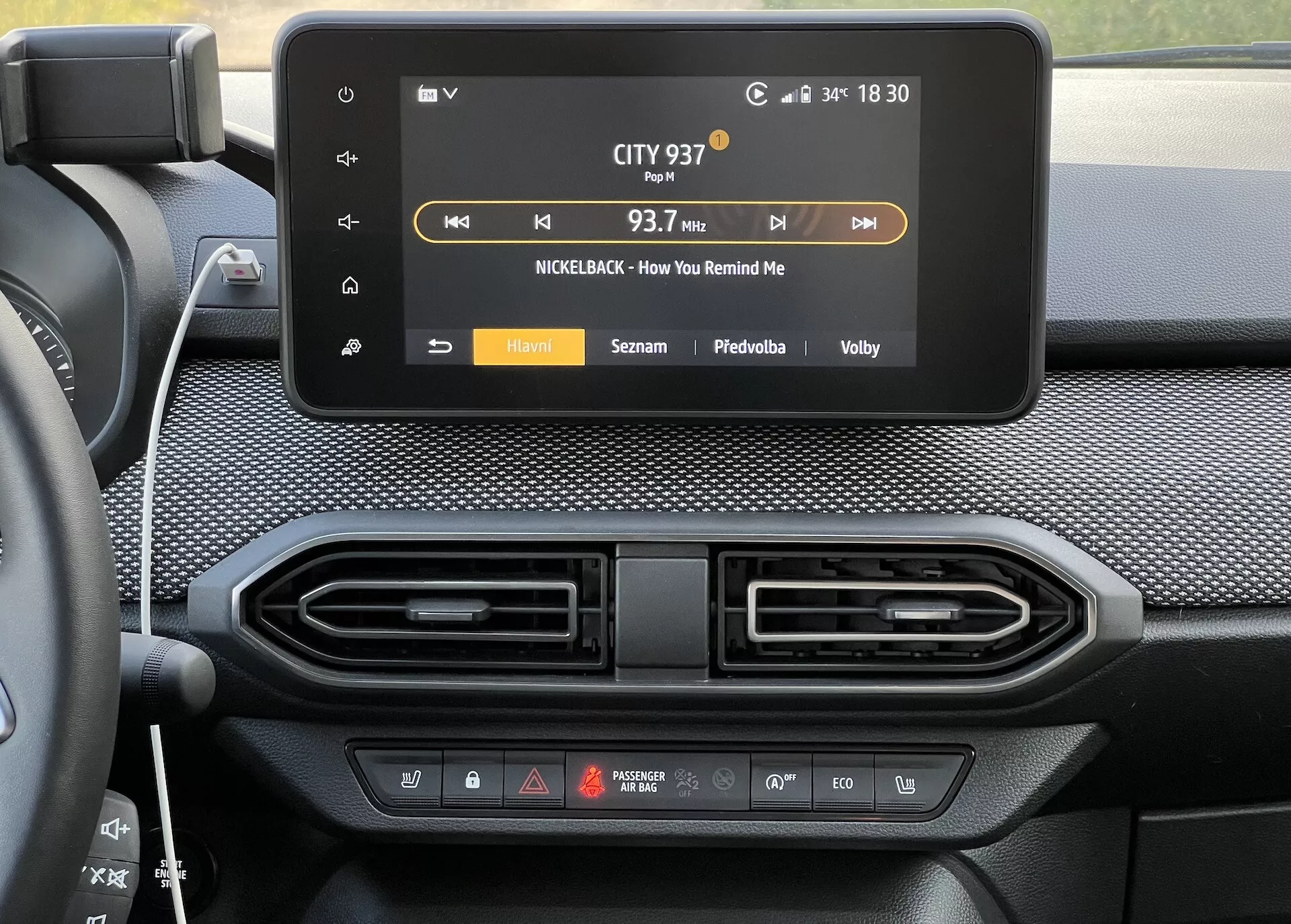 Console centrale de Dacia Jogger 2022 avec écran tactile d’infodivertissement affichant la radio et les bouches d’aération du climatiseur en dessous