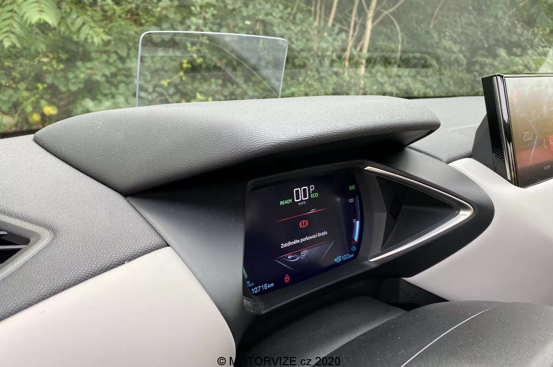 Vue intérieure du DS Automobiles DS 3 Crossback E-Tense 2019 sous un angle central montrant le tableau de bord numérique affichant 0 km/h et des vues partielles du volant et du système d'infodivertissement.
