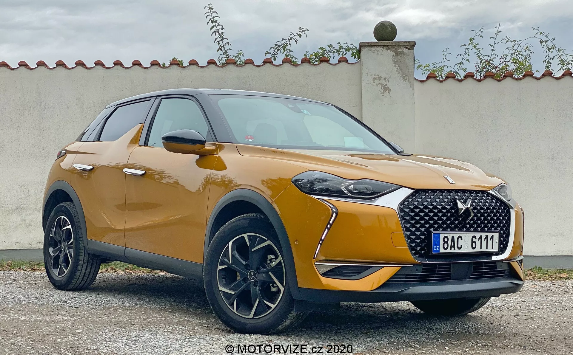 Vue trois quarts avant du modèle DS Automobiles DS 3 Crossback 2019. L'image met en avant le SUV crossover moderne avec sa calandre distinctive, ses phares LED élégants et ses logements de feux antibrouillard. La finition de peinture métallisée, le contour lisse du capot et les roues en alliage soulignent un design sportif et haut de gamme. Les rétroviseurs latéraux aérodynamiques avec clignotants intégrés et les protections en plastique autour des arches de roue contribuent à l'esthétique robuste du véhicule.