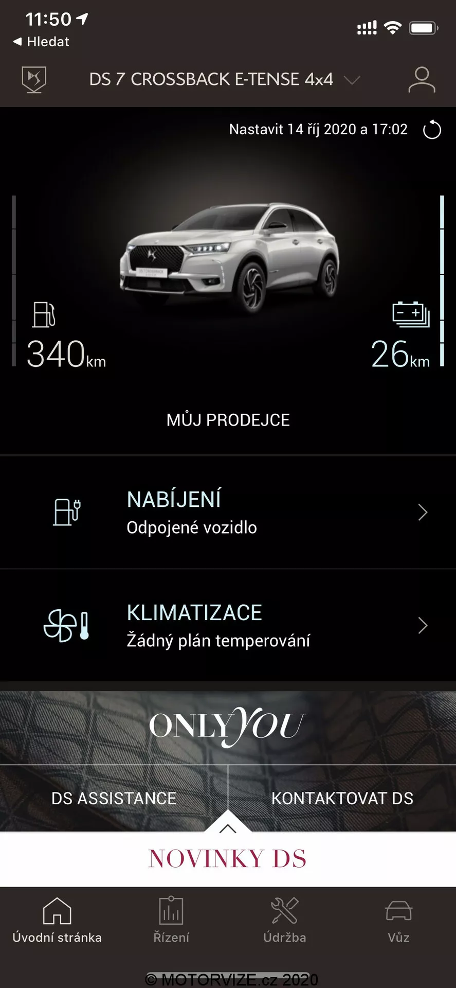 Capture d'écran d'une application mobile mettant en avant les fonctionnalités de connectivité du DS 7 CROSSBACK E-TENSE 4x4, incluant une image stylisée en niveaux de gris du quart avant de la voiture. Points forts: indicateur de niveau de batterie affichant une autonomie de 340 km, état de chargement du véhicule, réglages de contrôle climatique et options de connectivité comme DS Assistance.