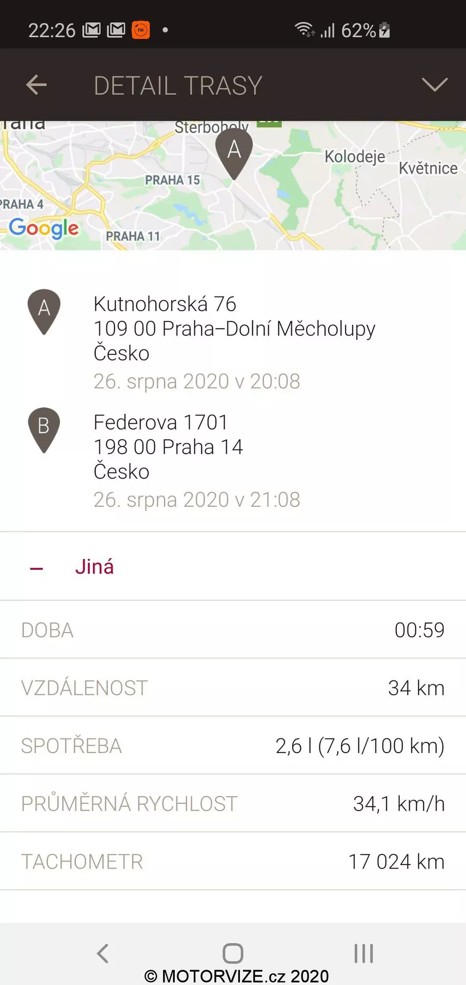Capture d'écran d'une application mobile affichant un itinéraire et des statistiques de voyage. La carte montre l'itinéraire de Kutnohorská 76, Praha-Dolní Měcholupy à Federova 1701, Praha 14, daté du 26 août 2020. En dessous de la carte, les données incluent le temps de trajet (00:59), la distance (34 km), la consommation de carburant (2,6 l/6,7 l/100 km), la vitesse moyenne (34,1 km/h) et le relevé du compteur kilométrique (17 024 km).