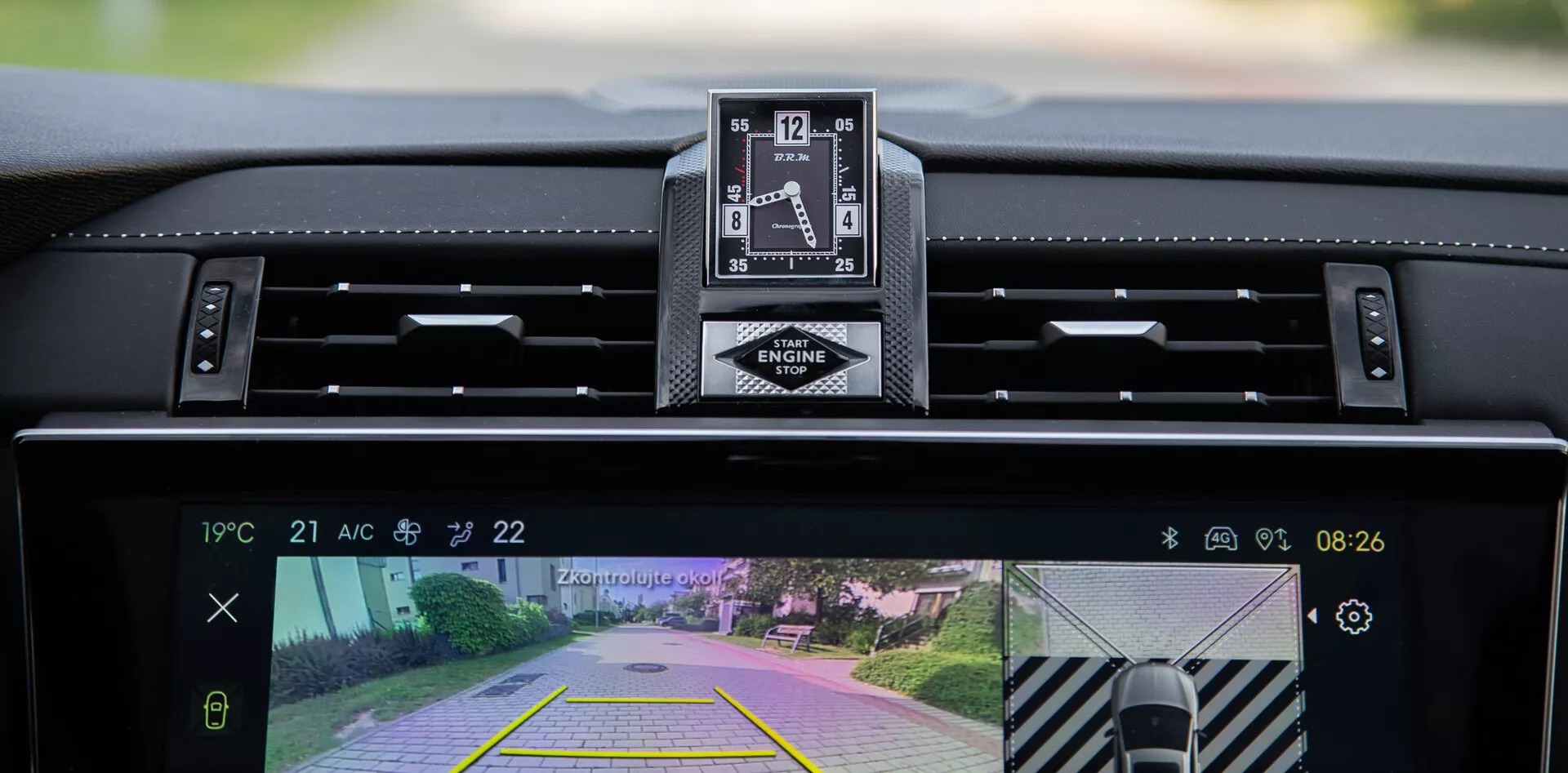 Vue intérieure de la DS Automobiles DS-7 2022 montrant le tableau de bord, l'horloge analogique de luxe, et le système d'infodivertissement central avec caméra de recul et fonction d'assistance au stationnement