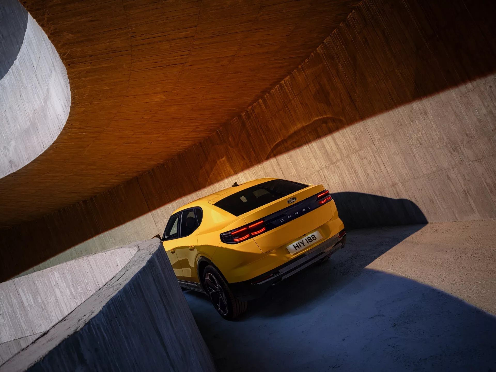 La Ford Capri 2024 de quatrième génération, présentant un design moderne avec des lignes aérodynamiques, des phares LED de pointe, une calandre élégante et des jantes en alliage stylées, incarne innovation et élégance.