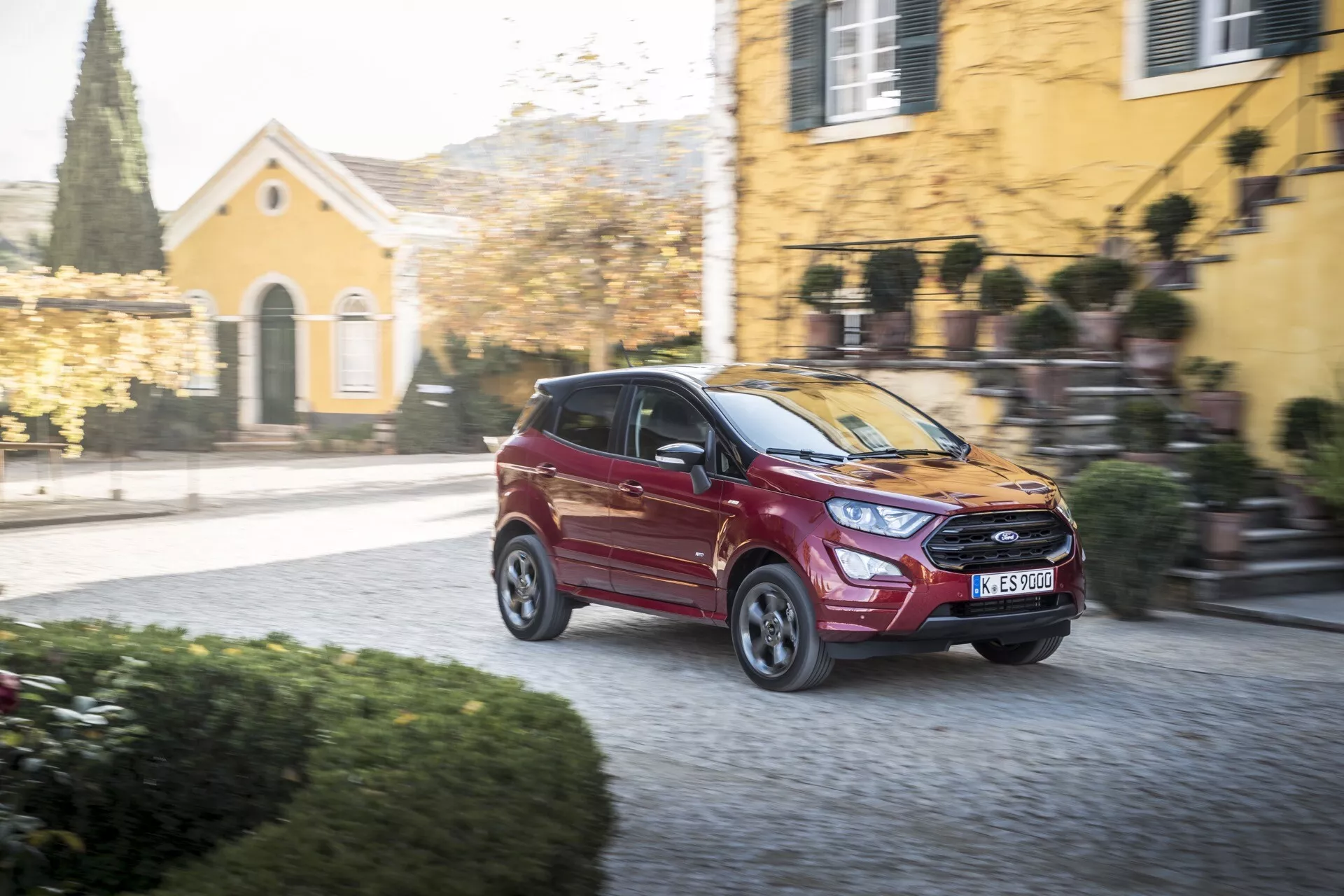 Ford EcoSport argentée modèle 2017 de première génération après facelift, garée à l'extérieur par une journée ensoleillée, mettant en avant son design élégant et sa carrosserie compacte de SUV