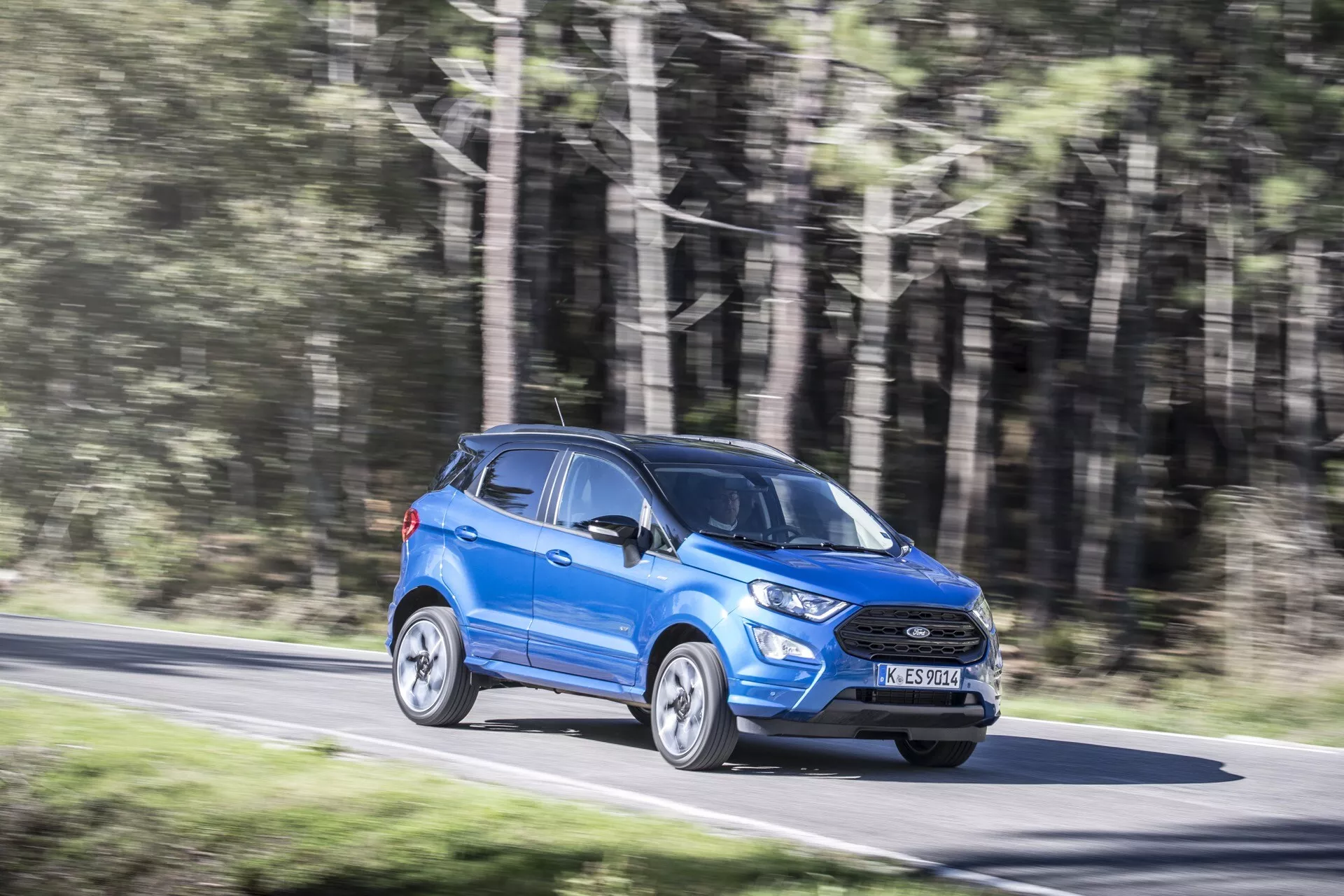 Modèle restylé Ford EcoSport première génération 2017 en pose dynamique, mettant en avant son design élégant et ses fonctionnalités innovantes