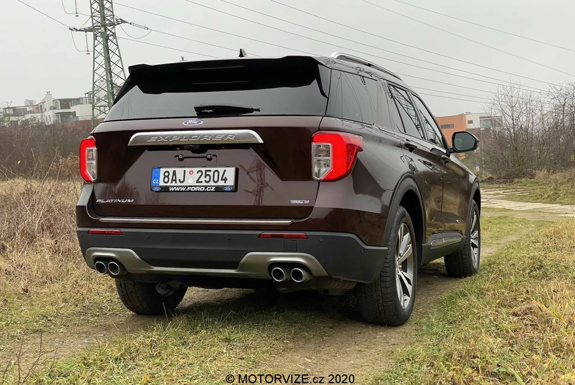 VUS Ford Explorer 2019 avec design élégant, caractéristiques de sécurité avancées, intérieur spacieux, moteur puissant et technologie moderne