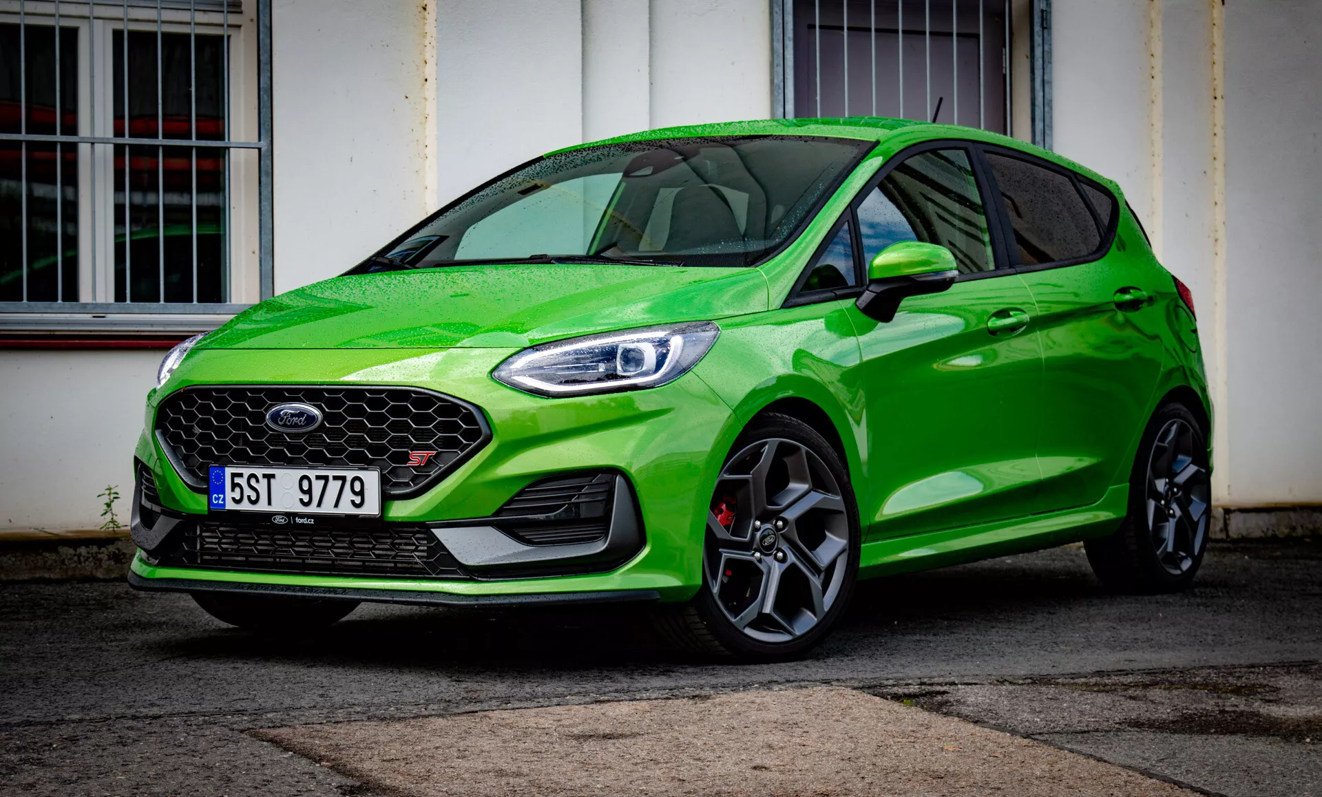 Ford Fiesta Hatchback 2022 en Vert Vibrant, Affichant un Design Avant avec Phares LED, Grille en Nid d'Abeille, Jantes en Alliage Sportives et Profil Aérodynamique