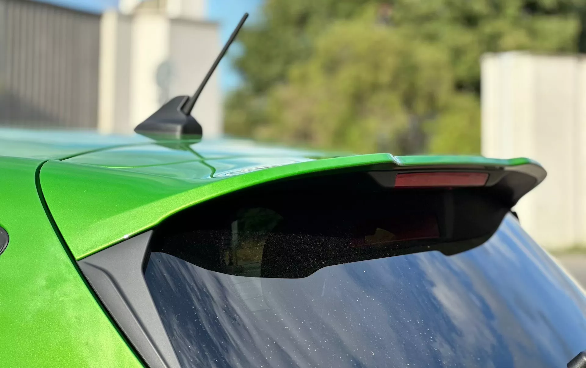 Gros plan sur l'arrière d'une Ford Fiesta 2022 mettant en vedette le becquet aftermarket, la peinture verte vibrante et le feu de stop intégré