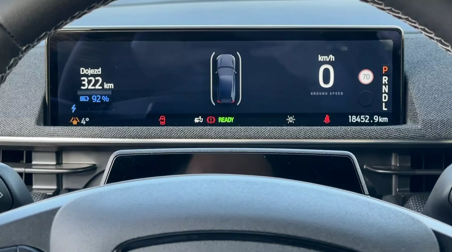 Affichage numérique du tableau de bord de la Ford Mustang Mach-E 2020 du point de vue du conducteur affichant la vitesse du véhicule à 0 km/h, la charge de batterie restante à 92%, la distance totale parcourue à 18452,9 km, et la voiture en mode Park, avec des indicateurs pour le statut de véhicule électrique et les systèmes d'assistance avancés au conducteur