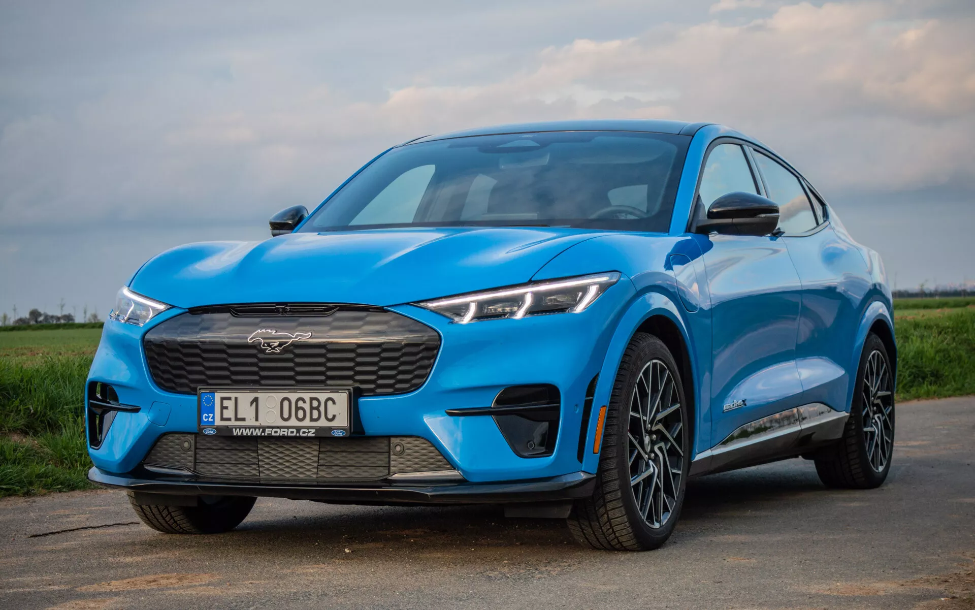 SUV électrique Ford Mustang Mach-E 2020 dans une posture dynamique mettant en avant son design élégant et ses caractéristiques innovantes