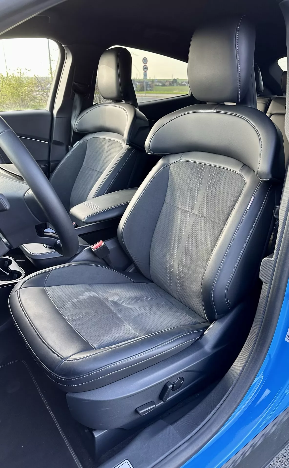 Intérieur du Ford Mustang Mach-E 2020 montrant le siège conducteur avec sellerie en cuir et tissu, réglage électronique du siège et ceinture de sécurité