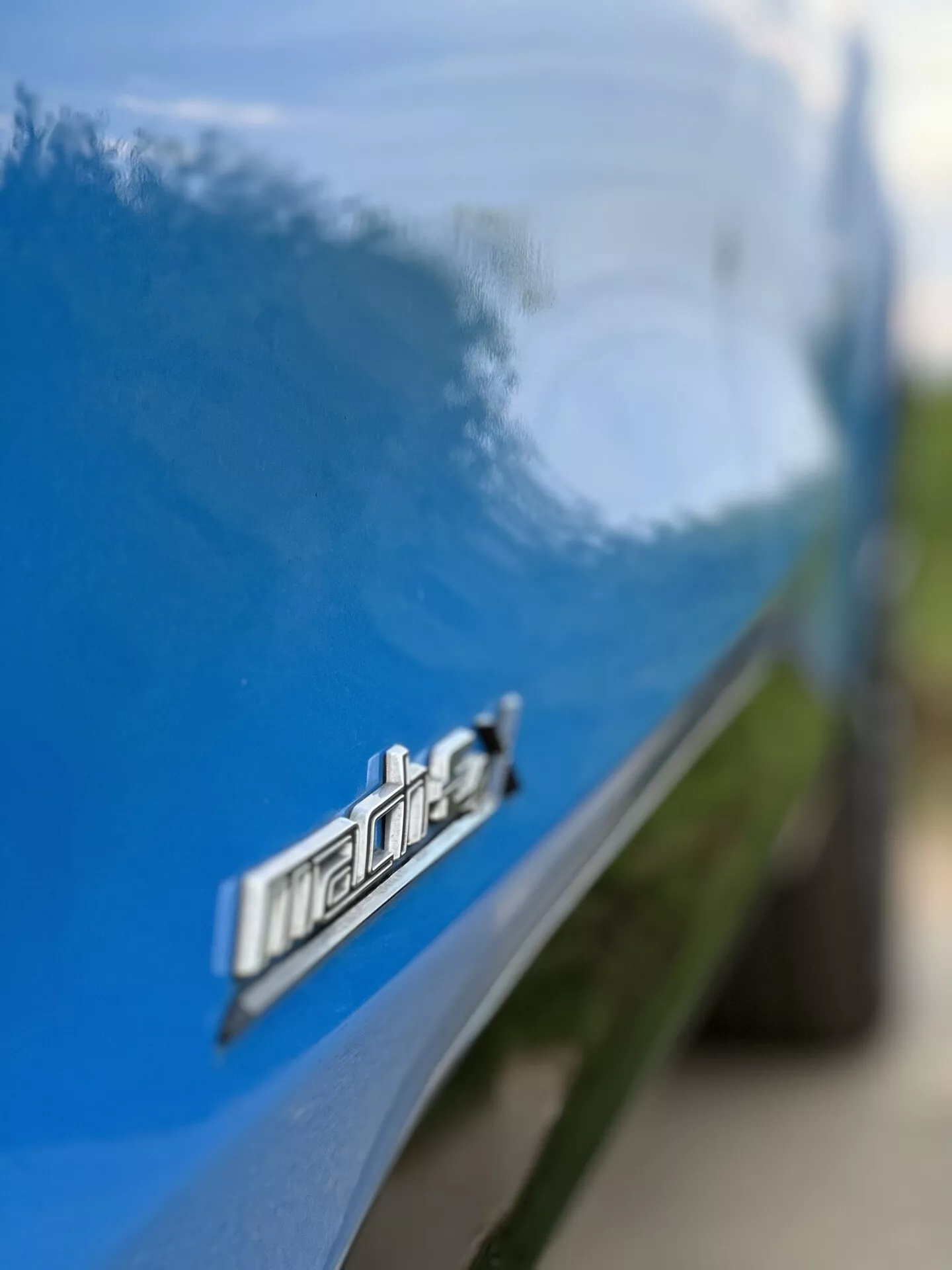 SUV électrique Ford Mustang Mach-E 2020 dans une scène de conduite dynamique montrant son design élégant et ses caractéristiques modernes