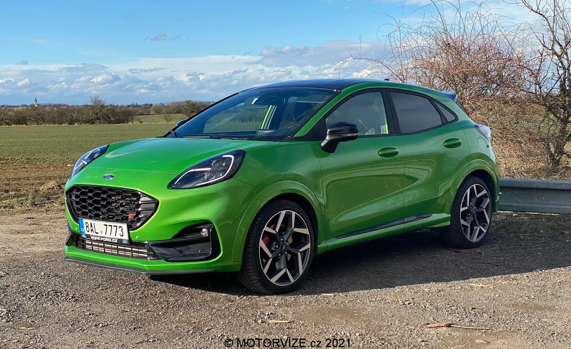 Ford Puma ST 2020 avec un design sportif et dynamique, présentant des lignes élégantes, une calandre avant agressive et une aérodynamique améliorée.