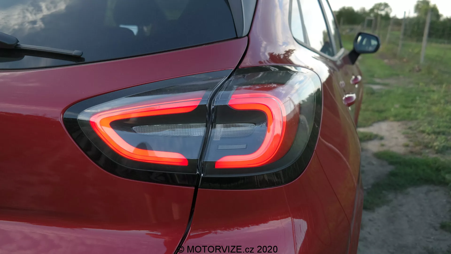 Gros plan sur la section arrière d'une Ford Puma 2020, avec le feu arrière LED en forme de C caractéristique illuminé. Capturée sous un angle de trois quarts arrière, l'image met en avant la technologie d'éclairage avancée et le design moderne, avec le filigrane 'MOTORVIZE.cz 2020' indiquant sa source.