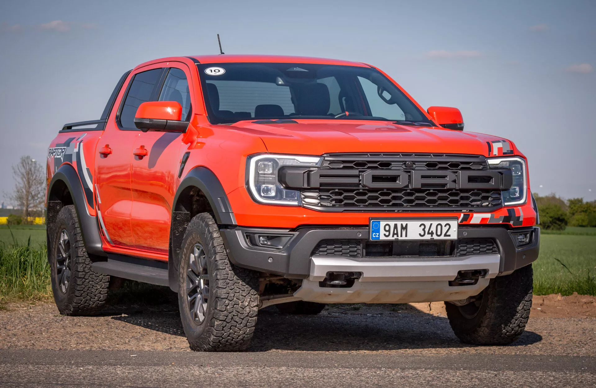 Pick-up moderne Ford Ranger 2022 présentant la calandre avant et le profil latéral avec des capacités tout-terrain et des fonctionnalités technologiques