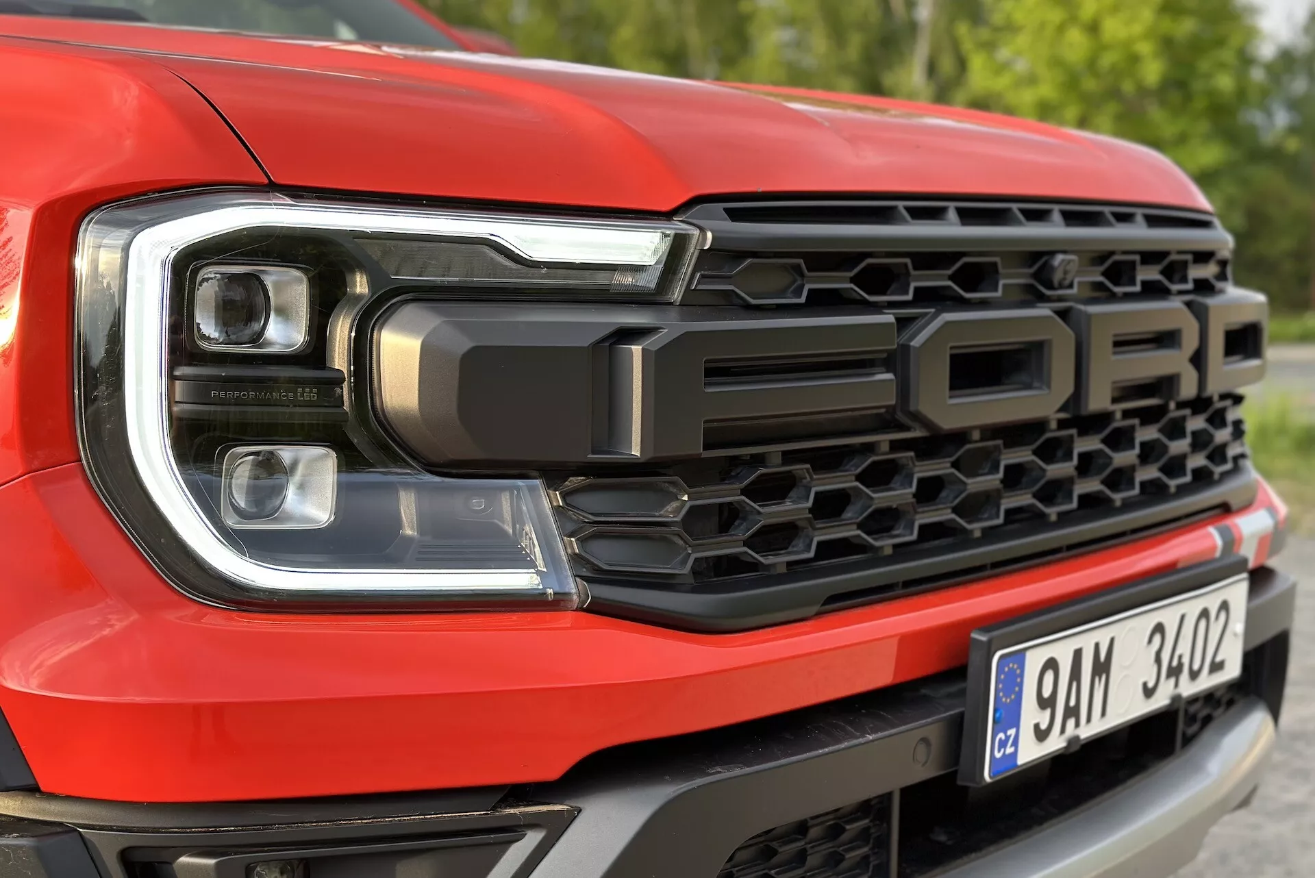 Gros plan sur le côté avant gauche du Ford Ranger 2022 soulignant la conception des phares LED et le motif de grille en nid d'abeille, avec l'inscription 'FORD'