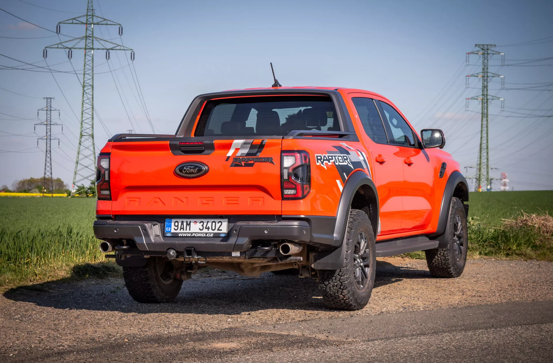 Pick-up Ford Ranger 2022 de taille moyenne sur autoroute présentant un design élégant et des fonctionnalités avancées