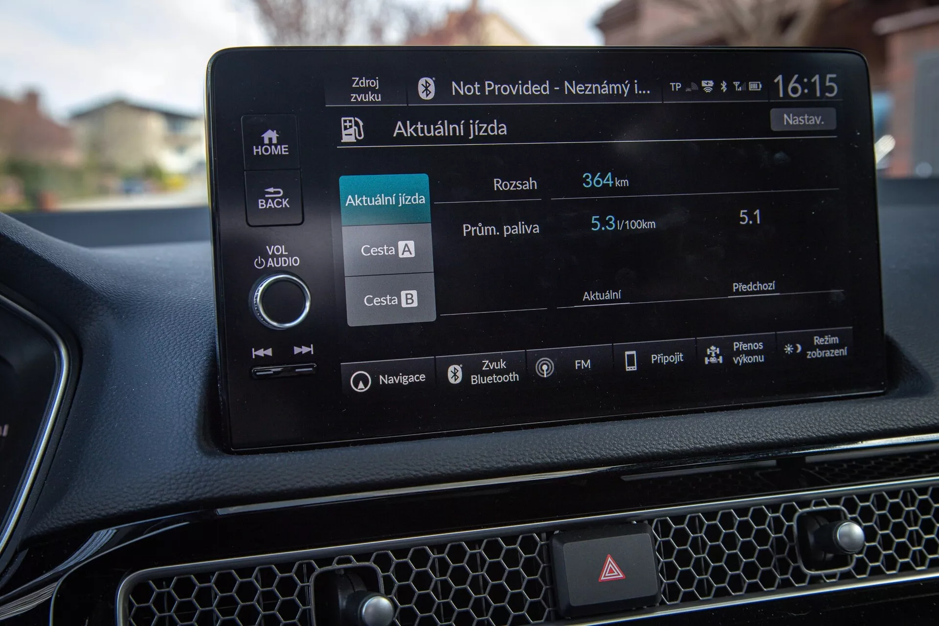 Système d'infodivertissement de la Honda Civic 2022 affichant la navigation et les données de conduite en temps réel, vu de la perspective du conducteur ou du passager avant