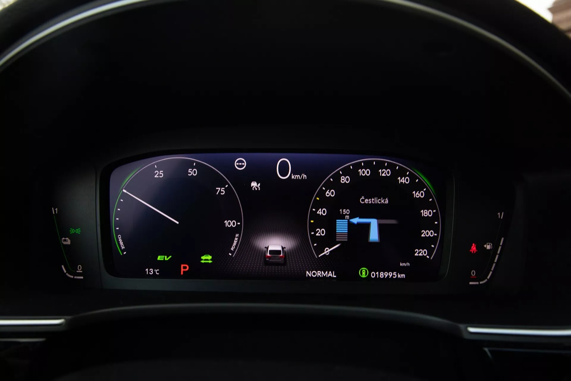 Vue rapprochée du tableau de bord numérique de la Honda Civic 2022 affichant un compteur de vitesse à 0 km/h, indicateur 'PRÊT', sélection de vitesse 'P', température extérieure '13°C', compteur kilométrique à '101995 km' et statut de la batterie du point de vue du conducteur