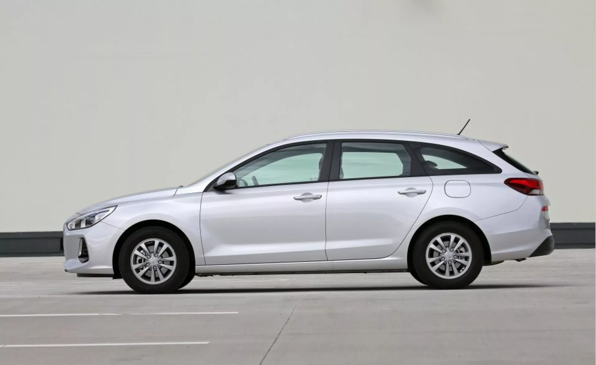 Vue de profil de la hatchback compacte Hyundai i30-N 2017 mettant en avant ses phares LED élégants, clignotants intégrés dans les rétroviseurs latéraux, lignes aérodynamiques, jantes en alliage, empattement long pour plus de confort, et un potentiel groupe motopropulseur hybride ou électrique indiqué par l'absence de tuyaux d'échappement visibles, dans un cadre de photographie professionnelle