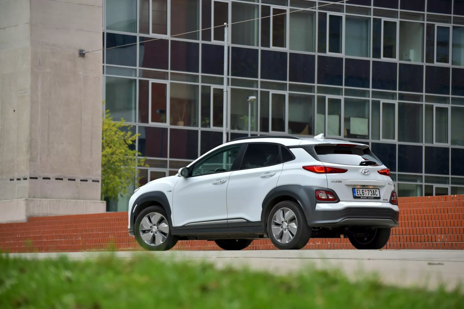 Hyundai Kona Elektro 2021 en bleu vibrant, mettant en avant son design élégant, sa motorisation électrique et ses fonctionnalités modernes