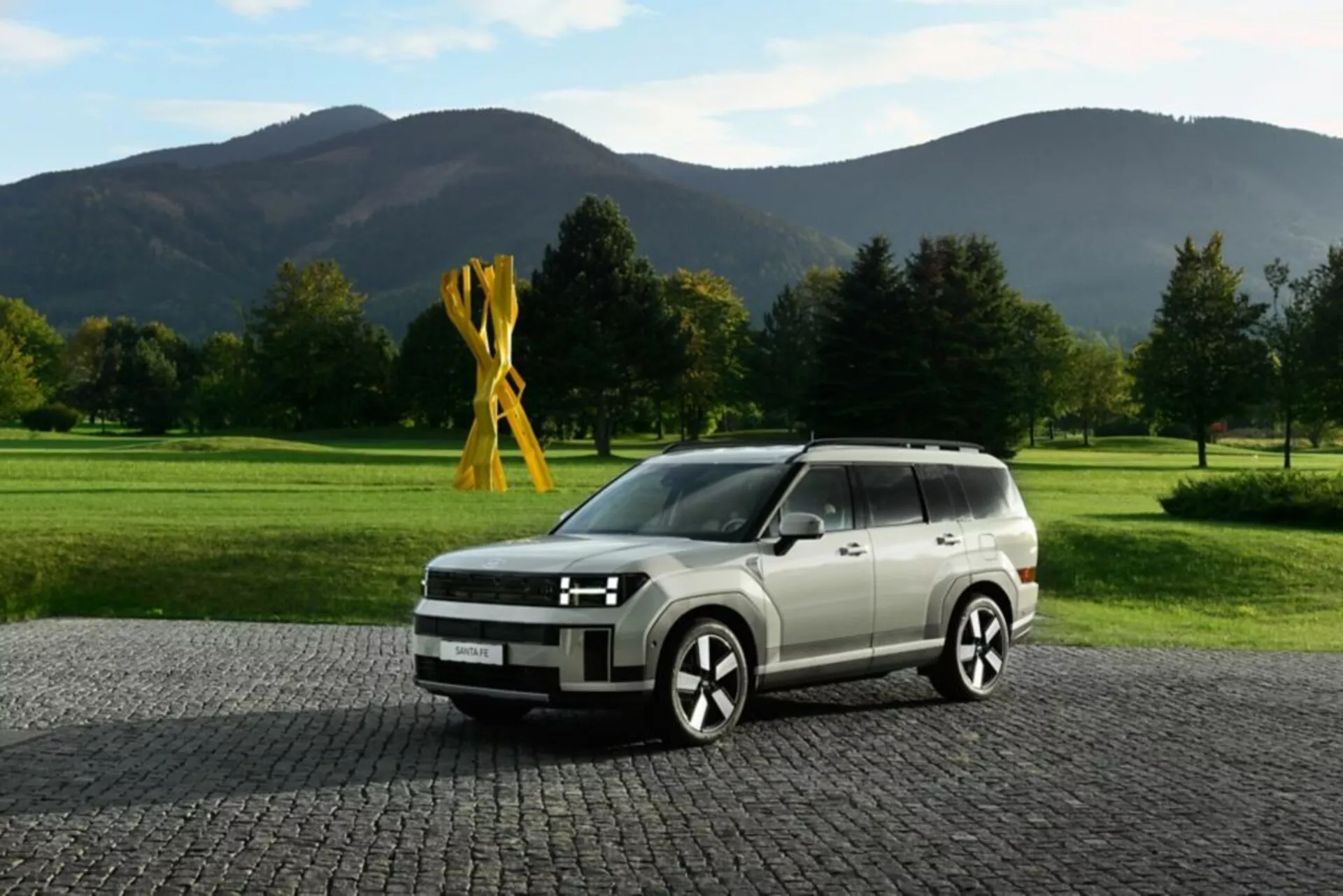 Hyundai Santa Fe 2024 (5ème Génération) SUV - mettant en avant un design moderne, des technologies avancées, un intérieur spacieux et des fonctionnalités de sécurité supérieures