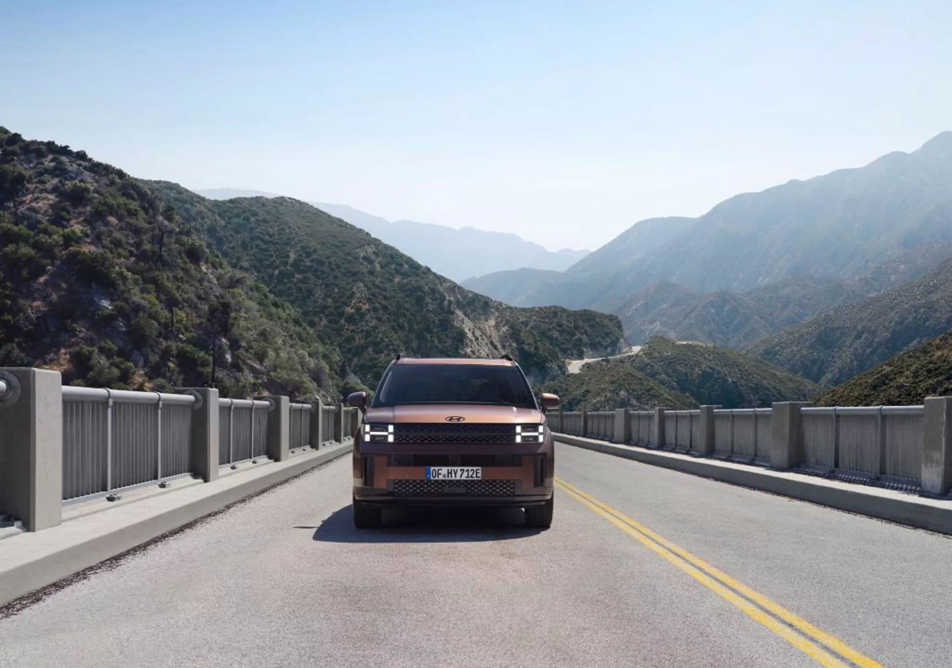 Vue de face du Hyundai Santa Fe 2024, SUV de cinquième génération, mettant en valeur son design moderne avec une calandre audacieuse, des phares élégants et des lignes aérodynamiques.