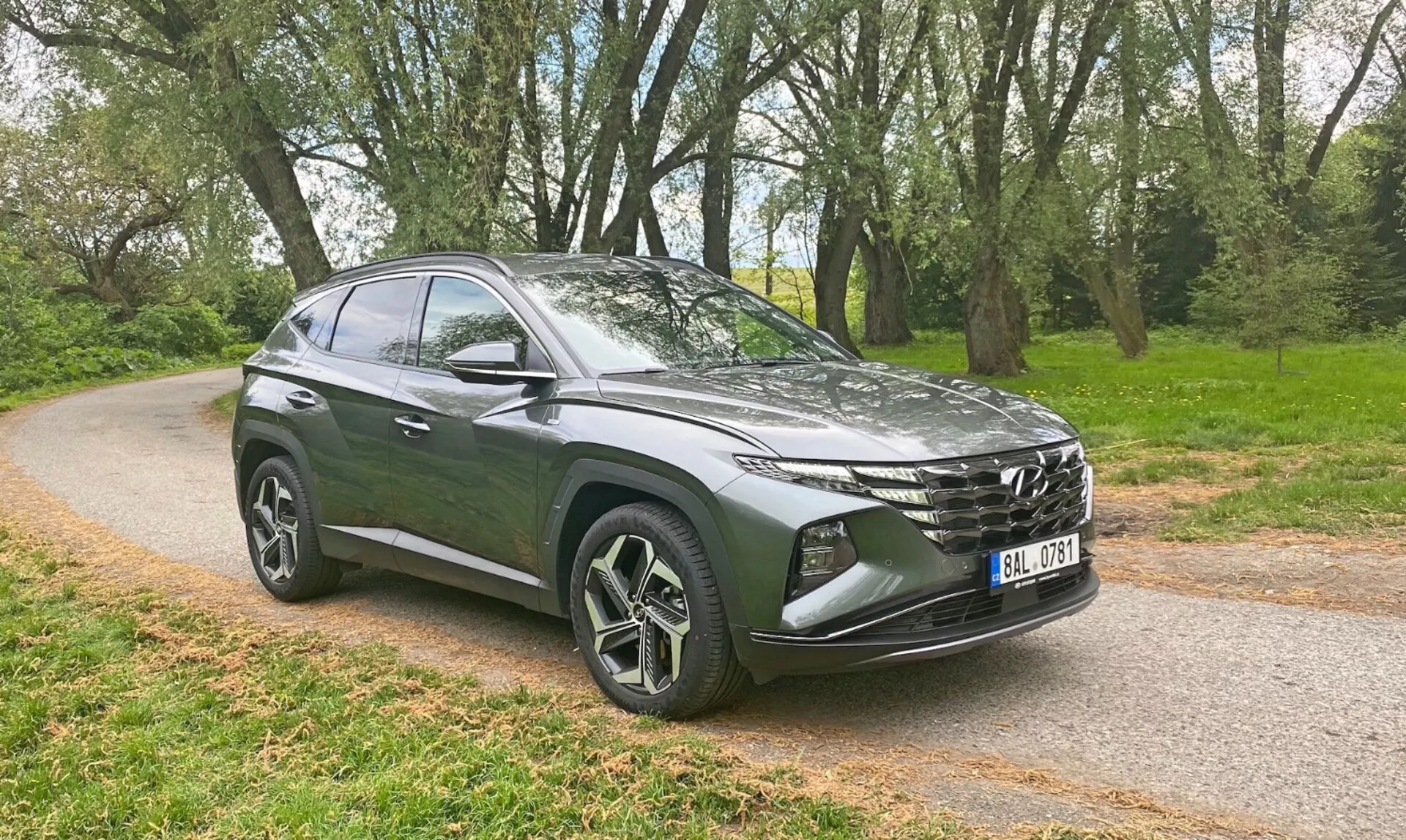 Hyundai Tucson 1.6 T-GDI Pure de 2020 en blanc immaculé, mettant en avant son design élégant et ses caractéristiques modernes sur une route pittoresque de colline.
