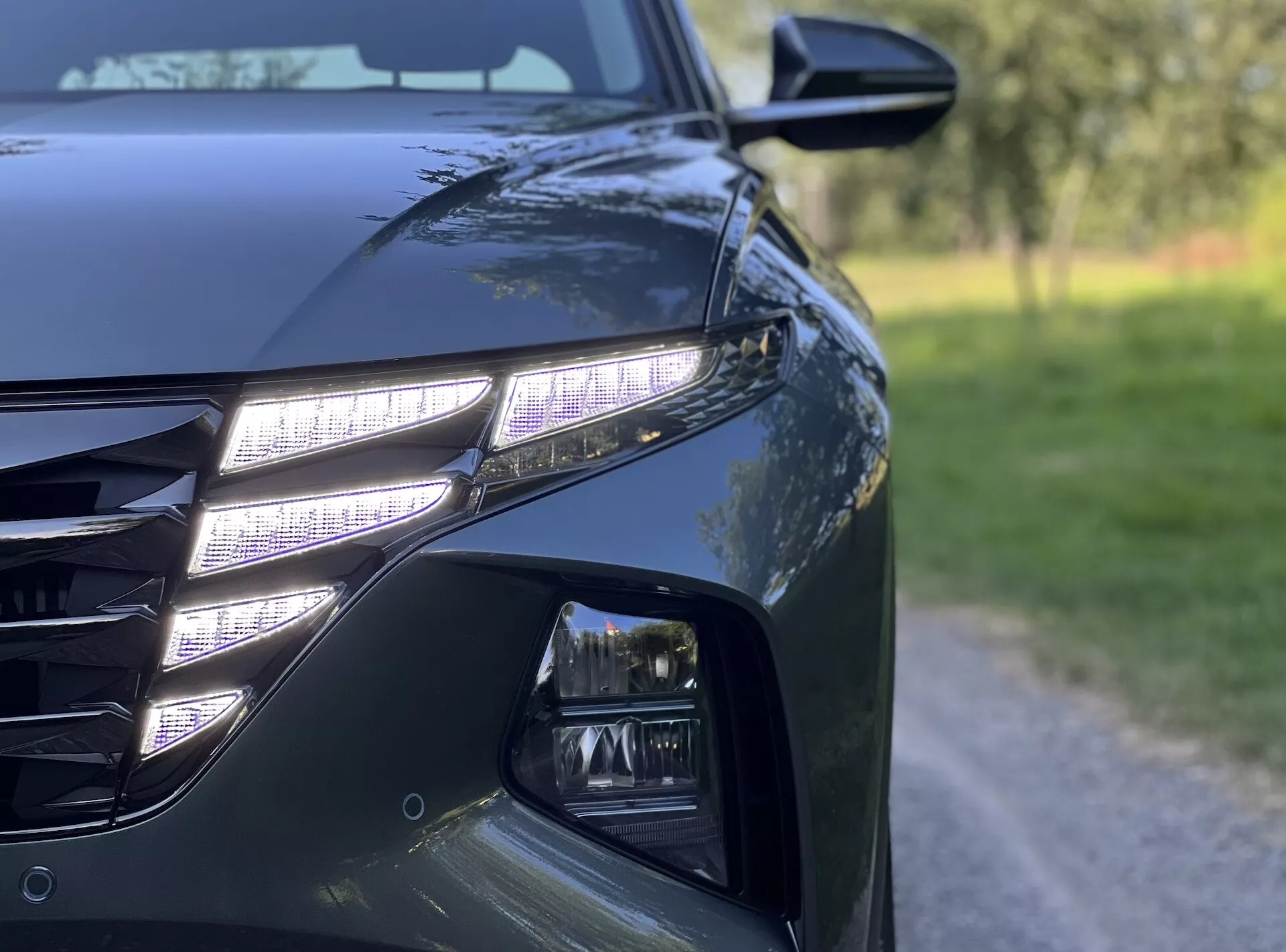 Vue rapprochée du Hyundai Tucson 2020 mettant en évidence les phares LED, la grille moderne et les détails de conception aérodynamique