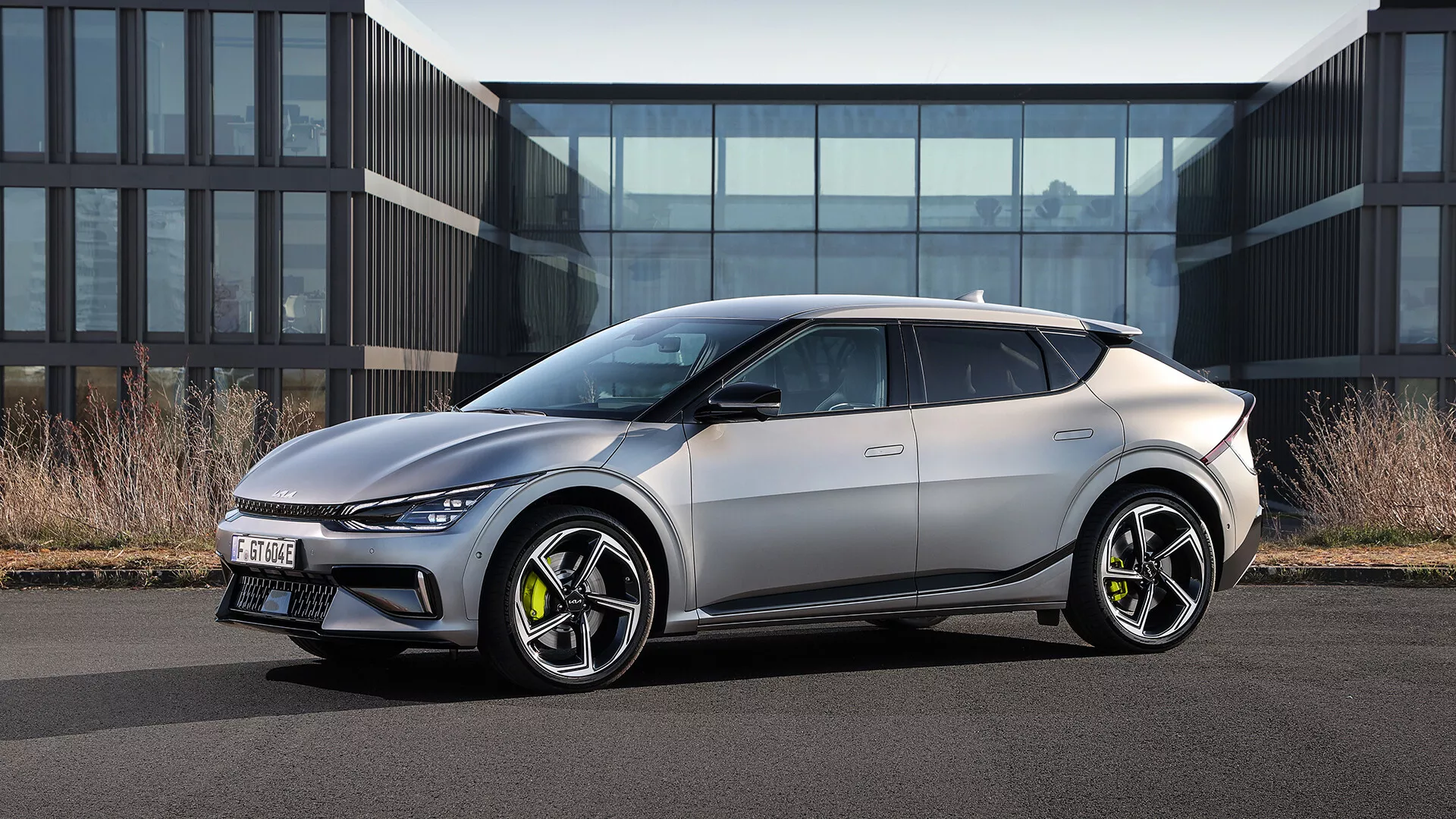 Véhicule électrique Hyundai Tucson 2020 en argent présentant son design élégant et sa technologie moderne avec un arrière-plan urbain