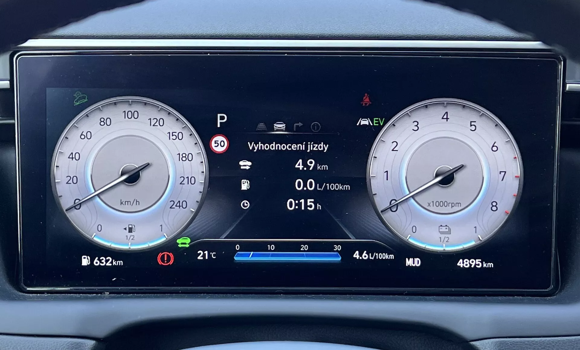 Tableau de bord numérique du Hyundai Tucson 2020 avec compteur de vitesse, compte-tours, indicateur de technologie hybride et informations détaillées sur le véhicule sur un tableau de bord moderne