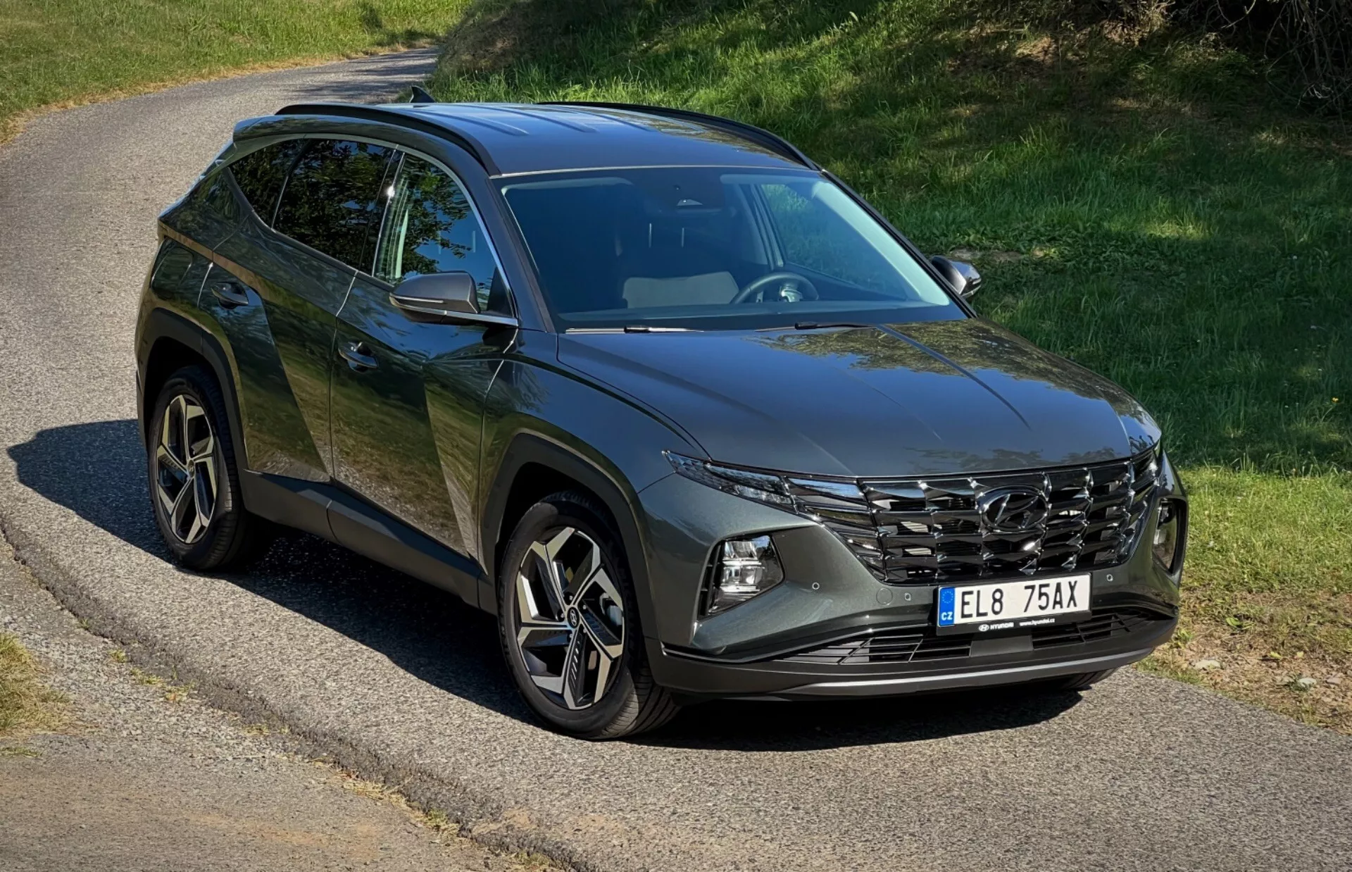 SUV Hyundai Tucson 2020 garé sur une route isolée présentant sa grille avant, ses phares LED, ses roues en alliage et ses lignes de carrosserie sous la lumière naturelle du soleil