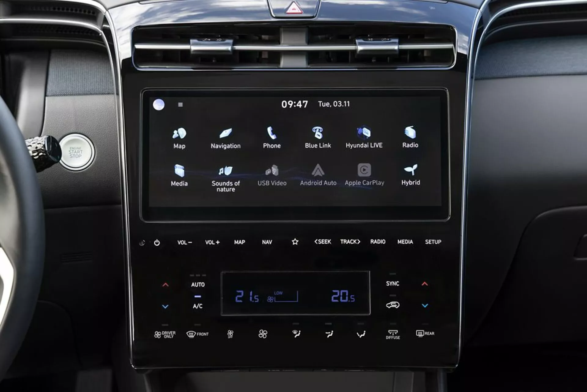 Intérieur du Hyundai Tucson 2020 avec système d'infodivertissement tactile moderne équipé d'Android Auto et Apple CarPlay, contrôle automatique du climat à deux zones réglé à 21 degrés Celsius et indicateurs de véhicule hybride