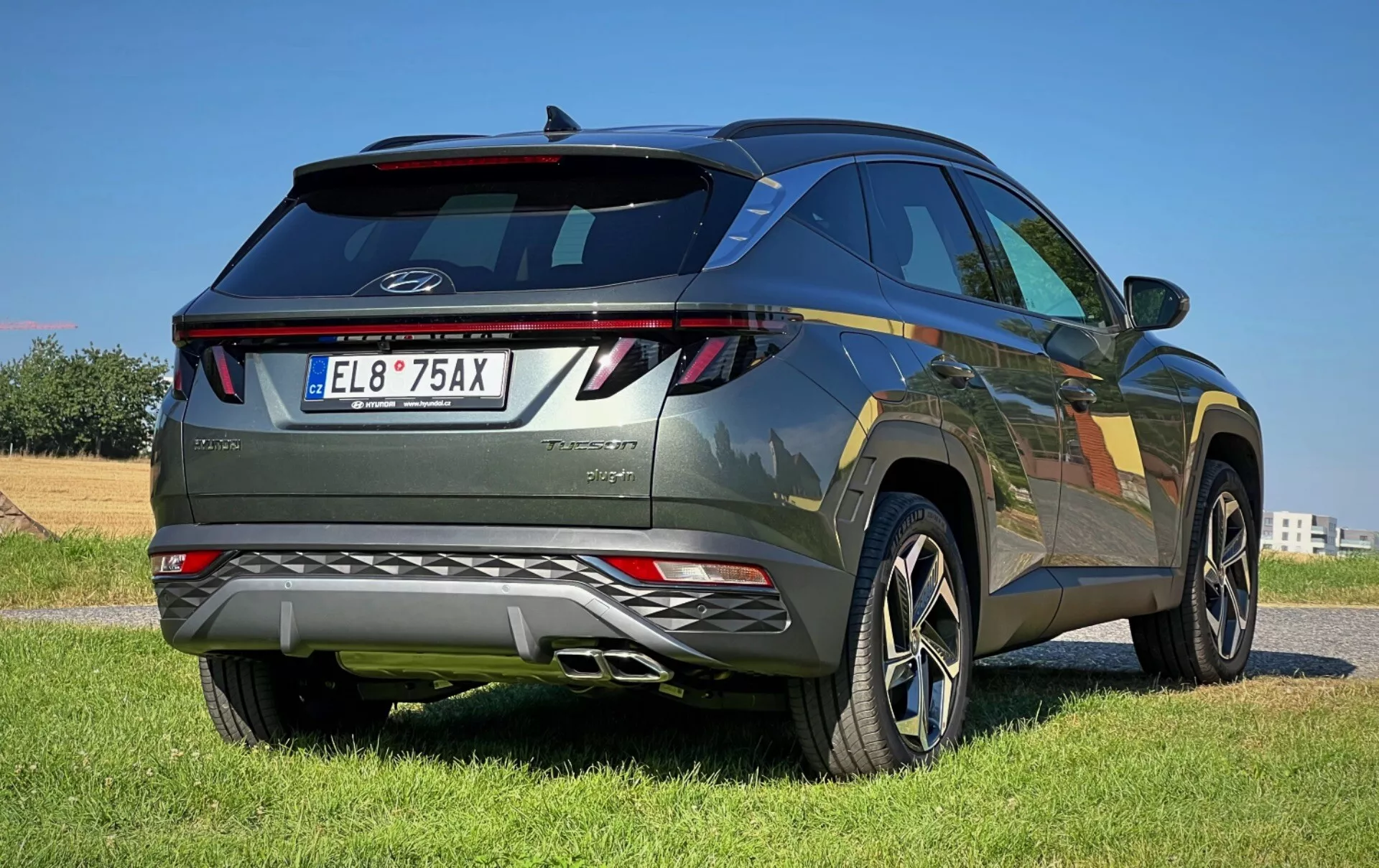 Hyundai Tucson 2020 présentant son design moderne avec une vue arrière trois quarts, comprenant des feux arrière LED, un becquet arrière intégré, une peinture métallique et des roues en alliage dans un cadre extérieur