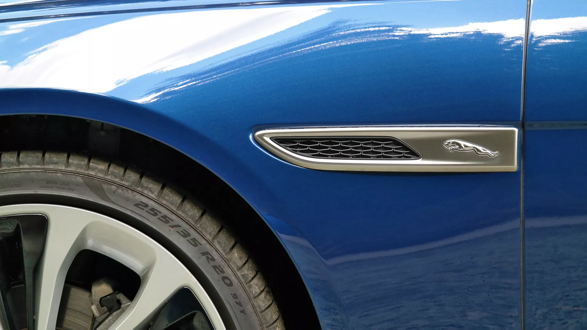 Jaguar XF 2021 - Berline blanche de luxe avec lignes élégantes, phares à LED, aérodynamisme avancé, intérieur en cuir de qualité supérieure et technologie de pointe