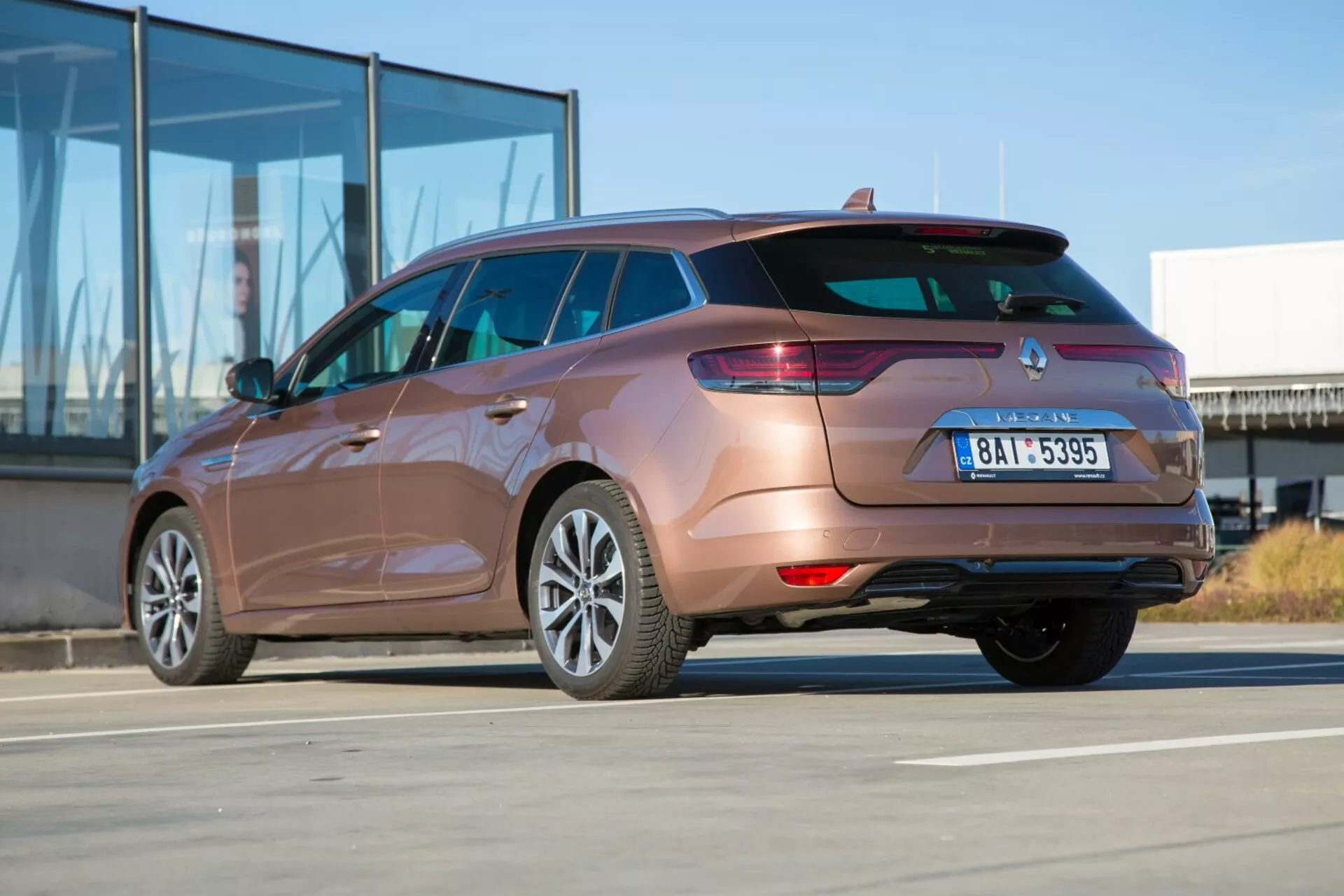 Break Kia Ceed 2009 capturée depuis un angle arrière de trois quarts mettant en évidence les feux arrière, le design du pare-chocs arrière, le tuyau d'échappement et les contours de la carrosserie latérale par une journée ensoleillée
