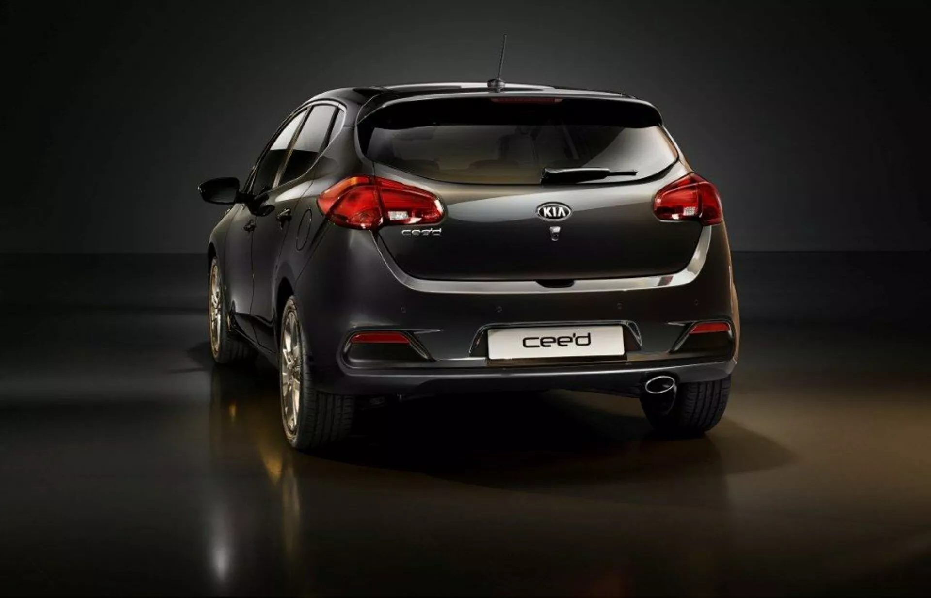 Modèle Kia Ceed 2009 en argent métallique présentant un design élégant et des caractéristiques modernes