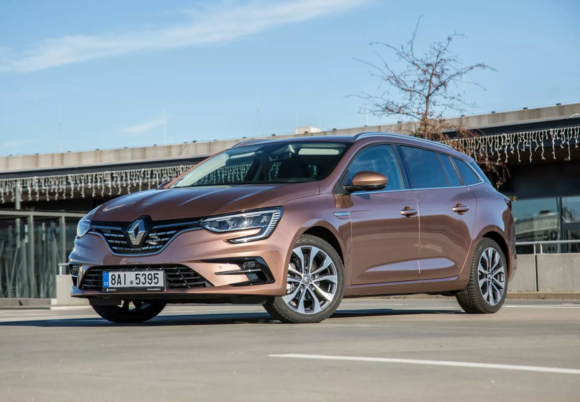 Modèle Kia Ceed (Pro_cee'd) de 2009 en argent éclatant présentant son design élégant et ses fonctionnalités modernes